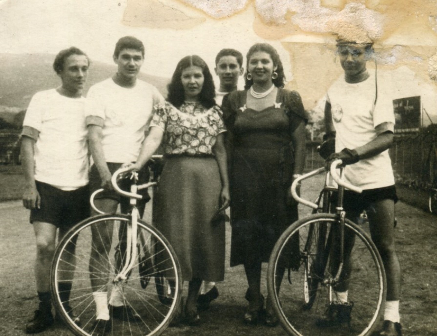 Saturia Rubiano posa junto a varios ciclistas. 