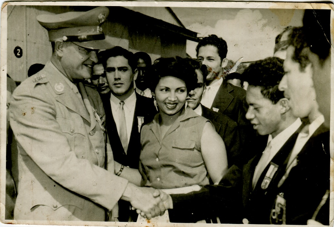 Saturia Rubiano con el general Rojas Pinilla.