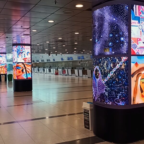 Volarte: arte en pantallas gigantes que recorre los aeropuertos de América Latina
