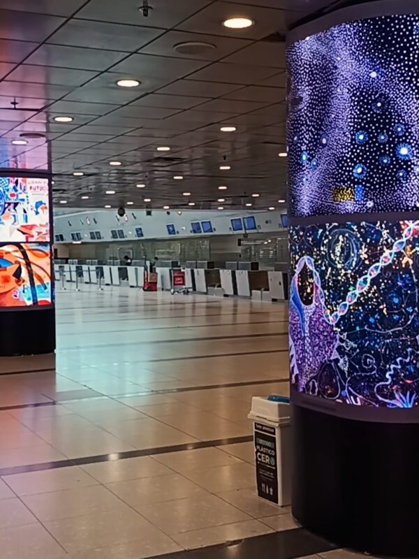 Volarte: arte en pantallas gigantes que recorre los aeropuertos de América Latina